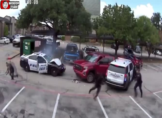 Video :After colliding with a police vehicle, the thief was stuck beneath the stolen truck